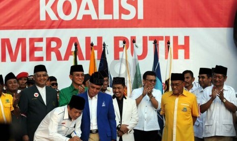  Para petinggi tujuh partai politik menandatangi nota kesepakatan Koalisi Permanen Merah Putih di Pelataran Tugu Proklamasi, Jakarta, Senin (14/7). (Republika/Aditya Pradana Putra)