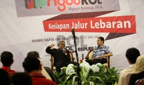 Menteri PU Joko Kirmanto (kiri) bersama Wakil Redaktur Pelaksana Harian Republika Subroto (kanan) saat acara diskusi antara Republika Online dan Kementrian Pekerjaan Umum, Jakarta, Kamis (17/7). (Republika/Adhi Wicaksono)