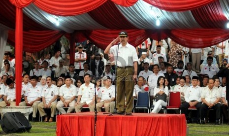  Anggota dewan penasehat pasangan peserta Pilpres 2014-2019 Prabowo Subianto-Hatta Rajasa, Letnan Jenderal (Purn) Yunus Yosfiah (kanan) memimpin apel akbar damai di Padepokan Pencak Silat, TMII, Jakarta, Kamis (17/7). (Republika/Aditya Pradana Putra)