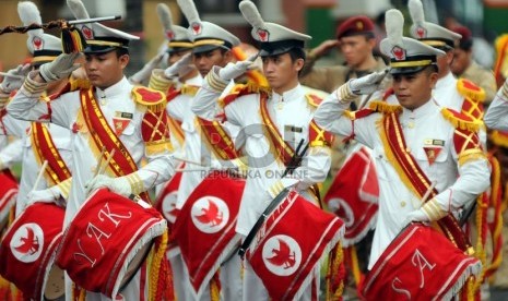  Grup marching band Cakra Garuda Yaksa Hambalang meramaikan apel akbar damai simpatisan pasangan peserta Pilpres 2014-2019 Prabowo Subianto-Hatta Rajasa di Padepokan Pencak Silat, TMII, Jakarta, Kamis (17/7). (Republika/Aditya Pradana Putra)