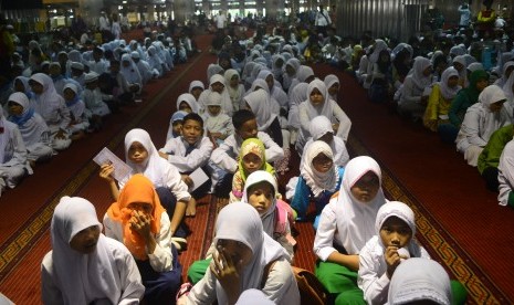   Sekumpulan anak yatim hadir dalam acara bantuan bingkisan kepada 1000 anak yatim di masjid Istiqlal, Jakarta Pusat, Jumat (18/7).  (Antara/Pradita Utama)