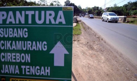 Kendaraan melintas di jalur alternatif menuju Jawa Tengah melalui Subang, Jawa Barat, Ahad (20/7).( Republika/ Wihdan)