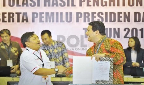  Ketua KPU Husni Kamil Manik (kanan) menerima surat penolakan hasil penghitungan suara KPU dari saksi capres Prabowo Yanuar Arif Wibowo (kiri) saat Rapat Pleno Rekapitulasi Hasil Pilpres 2014, di Gedung KPU Jakarta, Selasa (22/7).  (Antara/Yudhi Mahatma)