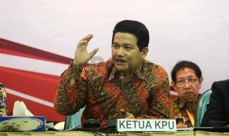  Ketua KPU Husni Kamil Manik (tengah) memimpin Rapat Pleno Terbuka Rekapitulasi Hasil Penghitungan Perolehan Suara Peserta Pemilu Presiden dan Wakil Presiden Tahun 2014 di Gedung KPU, Jakarta, Selasa (22/7). ( Republika/Agung Supriyanto)