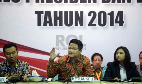  Ketua KPU Husni Kamil Manik (tengah) memimpin Rapat Pleno Terbuka Rekapitulasi Hasil Penghitungan Perolehan Suara Peserta Pemilu Presiden dan Wakil Presiden Tahun 2014 di Gedung KPU, Jakarta, Selasa (22/7). ( Republika/Agung Supriyanto)