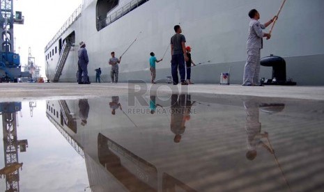   Sejumlah anggota TNI AL mengecat badan Kapal KRI Makassar yang berlabuh di Terminal Penumpang Nusantara Pura 1, Pelabuhan Tanjung Priok, Jakarta Utara, Rabu (23/7).  (Republika/Raisan Al Farisi)