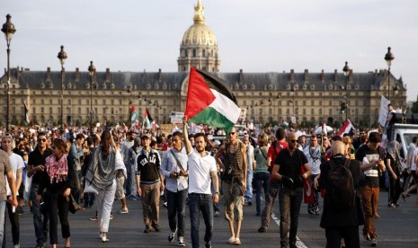   Aksi unjuk rasa solidaritas untuk Palestina di Paris, Prancis, Rabu (23/7). (EPA/Christophe Karaba)