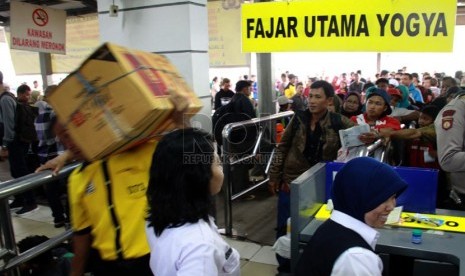   Pemudik menunggu kereta api ekonomi di Stasiun Pasar Senen, Jakarta Pusat, Kamis, (24/7). (Republika/ Yasin Habibi)