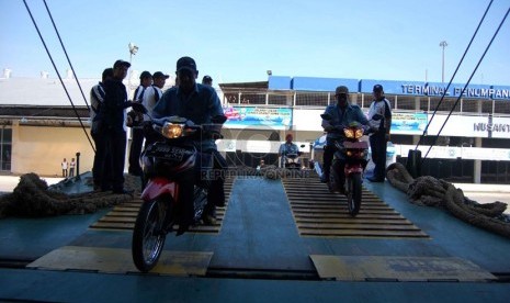  Sejumlah pemudik dengan memakai helm memasuki Kapal Muat Ciremai yang berlabuh di Pelabuhan Tanjung Priok, Jakarta Utara, Kamis (24/7).