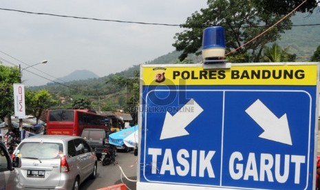   Kendaraan memadati ruas Jalan Raya Nagreg menuju Limbangan Tasikmalaya-Garut di Nagreg,  Kabupaten Bandung, Jumat (25/7). (foto: Septianjar Muharam)