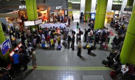  Pengguna jasa kereta api mengantre saat akan memasuki pintu masuk selatan Stasiun Gambir, Jakarta, Jumat (25/7). (Republika/Tahta Aidilla)