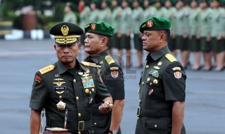  Panglima TNI Jenderal Moeldoko (kiri) memimpin upacara serah terima antara mantan KSAD Jenderal TNI Budiman (tengah) dan KSAD Letjen TNI Gatot Nurmantyo di Mabes TNI AD, Jakarta, Jumat (25/7). (Republika/Aditya Pradana Putra)