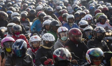   Pemudik kendaraan sepeda motor memadati jalur alternatif jalur Pantura Kawasan Cikalong, Karawang, Jawa Barat, Sabtu (26/7). (Antara/Wahyu Putro)