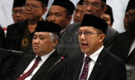   Menteri Agama Lukman Hakim Syaifuddin (kanan), bersama  Ketua MUI Din Syamsuddin memberikan keterangan pers hasil sidang isbat penentuan 1 Syawal 1435 H di Kementerian Agama, Jakarta, Ahad (27/7).(Republika/ Yasin Habibi)