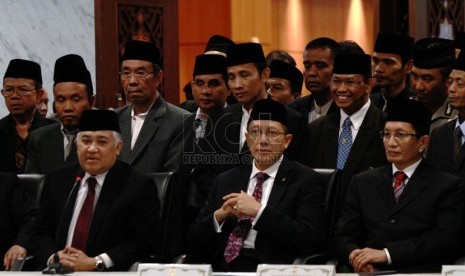  Menteri Agama Lukman Hakim Syaifuddin (tengah), bersama Wamenag Nazaruddin Umar (kanan), dan Ketua MUI Din Syamsuddin saat sidang isbat penentuan 1 Syawal 1435 H di Kementerian Agama, Jakarta, Ahad (27/7).(Republika/ Yasin Habibi)