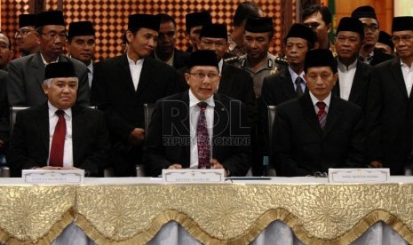  Menteri Agama Lukman Hakim Syaifuddin (tengah), bersama Wamenag Nazaruddin Umar (kanan), dan Ketua MUI Din Syamsuddin saat sidang isbat penentuan 1 Syawal 1435 H di Kementerian Agama, Jakarta, Ahad (27/7).(Republika/ Yasin Habibi)