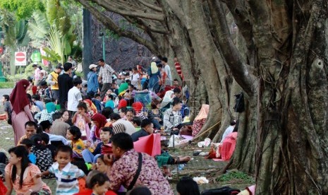   Warga berlibur di Taman Mini Indonesia Indah (TMII), Jakarta Timur, Selasa (29/7). (Republika/Yasin Habibi)