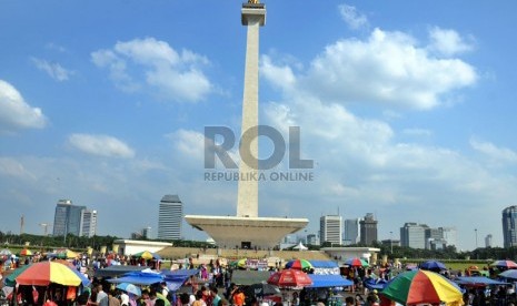    Warga memadati Kawasan Silang Monumen Nasional (Monas) di Jakarta, Selasa (29/7). (Republika/Aditya Pradana Putra)