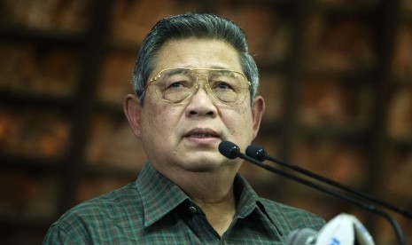   Presiden SBY memberikan keterangan pers terkait pemberitaan dari situs WikiLeaks tentang dugaan korupsi percetakan uang Republik Indonesia yang dicetak di Australia, di kediamannya Puri Cikeas, Bogor, Jabar, Kamis (31/7).(Antara/Andika Wahyu)