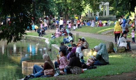   Warga bewisata ke Kebun Raya Bogor, Jawa Barat, Jumat (1/8).  (Republika/ Yasin Habibi)