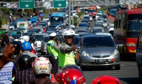  Ribuan kendaraan terjebak kemacetan. (Republika/Raisan Al Farisi)