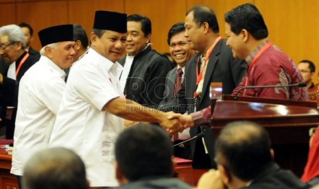 Pasangan capres Prabowo Subianto (kedua kiri) dan Hatta Rajasa (kiri) menjabat tangan komisioner KPU dan kuasa hukumnya jelang sidang perdana  Perselisihan Hasil Pemilihan Umum (PHPU) Pilpres 2014 di MK, Jakarta, Rabu (6/8).(Republika/Aditya Pradana Putra)