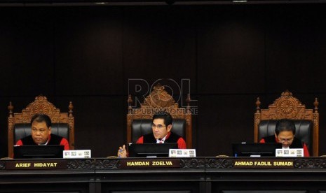   Ketua Mahkamah Konstitusi (MK) Hamdan Zoelva (tengah) memimpin sidang perdana perkara Perselisihan Hasil Pemilihan Umum (PHPU) Pilpres 2014 di Mahkamah Konstitusi (MK), Jakarta, Rabu (6/8).(Republika/Aditya Pradana Putra)