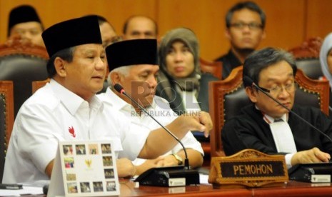  Capres Prabowo Subianto (kiri) didampingi cawapres Hatta Rajasa (kanan) menjalani sidang perdana perkara Perselisihan Hasil Pemilihan Umum (PHPU) Pilpres 2014 di Mahkamah Konstitusi (MK), Jakarta, Rabu (6/8).(Republika/Aditya Pradana Putra)