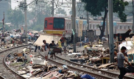  Warga membongkar bangunan liar yang berdiri di pinggir rel di kawasan Tanah Abang, Jakarta, Ahad (10/8).   (Republika/Yasin Habibi)