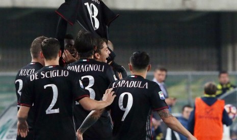 M'baye Niang merayakan golnya ke gawang Chievo Verona dengan menaikkan jersey nomor 18 milik Ricardo Montolivo yang sedang cedera. AC Milan mengalahkan Chievo 3-1.