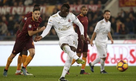 M'baye Niang saat mengeksekusi penalti melawan AS Roma.