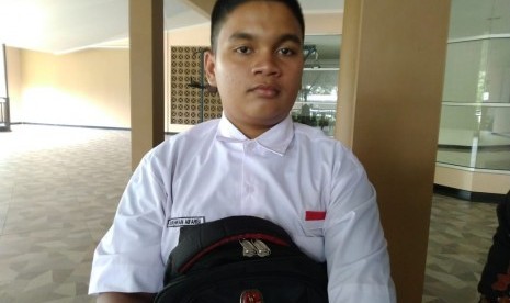 M. ikhwan Alfarisi (15), Yatim yang hingga kini belum bisa sekolah lantaran ditolak masuk SMAN 4 Tangerang tempat dirinya mendaftar. Pada Senin (29/7) dirinya dan tokoh masyarakat Kelurahan Periuk Jaya melaporkan SMA tersebut ke Inspektorat Provinsi Banten. 