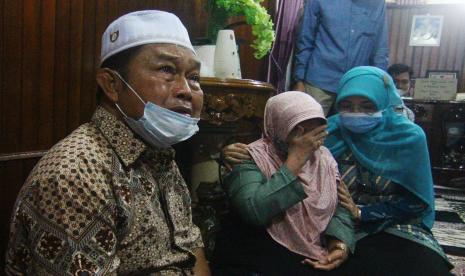 M Nasir (kiri) dan istrinya yang merupakan orangtua dari Ihsan Adhlan Hakim, korban pesawat Sriwijaya Air menangis di sela menerima santunan Jasa Raharja, di kediamannya di Gang Ikrar, Jalan HRA Rahman, Pontianak, Kalimantan Barat, Jumat (15/1/2021). Jasa Raharja Cabang Kalbar menyerahkan santunan sebesar Rp.50 Juta kepada ahli waris Ihsan Adhlan Hakim yang telah teridentifikasi sebagai korban kecelakaan pesawat Sriwijaya Air SJ 182.