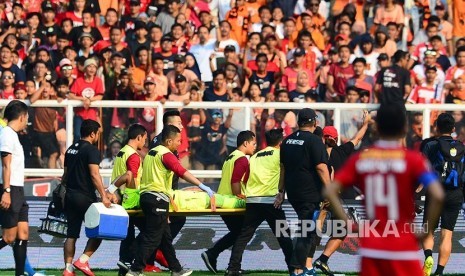 M Natshir ditandu keluar lapangan setelah bertabrakan dengan Bruno Matos pada pertandingan Liga-1 Persija Jakarta melawan Persib Bandung di Stadion Utama Gelora Bung Karno (GBK) Senayan, Jakarta, Rabu (10/7/2019).