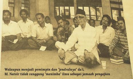 Al Ghazali dalam Pandangan M Natsir. Foto: M Natsir bersama aktivis Dewan Dakwah