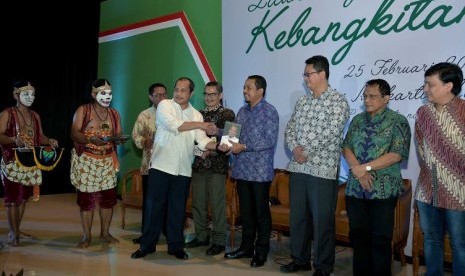 M Qodari menerima buku Kebangkitan Desa dari Menteri desa Marwan Jafar