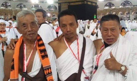 M Takwid (kanan) bersama jamaah umrah Naja Pantura lainnya.