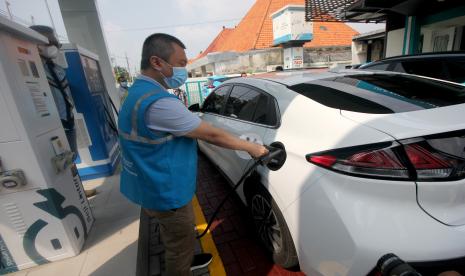 Komisari PT PLN (Persero) Dudy Purwagandhi mengisi daya mobil listrik di Stasiun Pengisian Kendaraan Listrik Umum (SPKLU) di Jalan Dr Soetomo, Surabaya, Jawa Timur, Sabtu (26/12/2020). PT PLN (Persero) menguji coba kendaraan listrik berbasis baterai dengan rute perjalanan jarak jauh dari Jakarta menuju Bali dengan tujuan untuk melihat infrastruktur SPKLU yang sudah disiapkan oleh PLN agar para pengguna kendaraan listrik dalam menempuh perjalanan jarak jauh bisa aman dan nyaman.