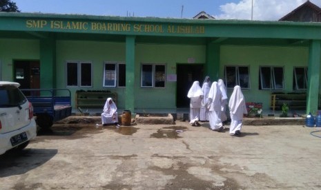 Pesantren Ma'had Daruttauhid AL Ishlah Bobos Putri.