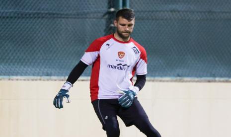 Maarten Paes berlatih bersama timnas Indonesia.