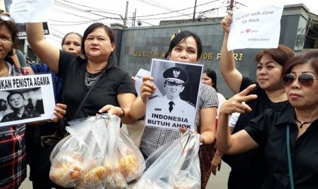 Macan atau Mami-mami Cantik membawakan roti untuk dibawa masuk ke Mako Brimob, Kelapa Dua, Depok, Kamis (11/5). Tapi karena tidak bisa masuk, roti itu diberikan ke relawan Ahok yang berada di luar Mako Brimob. 