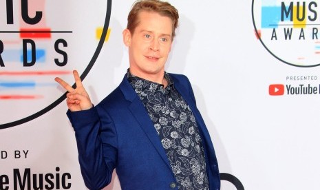 Macaulay Culkin menciptakan kembali adegan dari film masa kecilnya lewat swafoto di Twitter. Dia mengenakan masker bergambar pose ikoniknya dari film Home Alone.