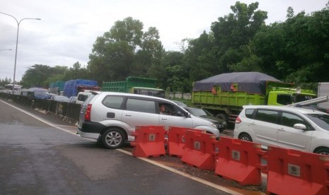 Macet kendaraan di GT Sadang Tol Cipularang, imbas dari bergesernya Jembatan Cisomang, Selasa (27/12).