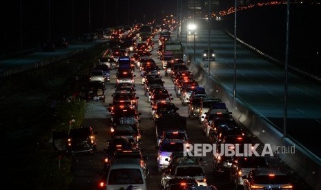 Kendaraan pemudik terjebak macet panjang menuju pintu keluar Tol Brebes Timur, Brebes, Jawa Tengah , Jumat (1/7).(Republika/Wihdan Hidayat)