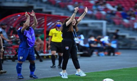 Madam Pang (tengah) saat memberikan dukungan kepada para pemain timnas Thailand di Piala AFF 2020.