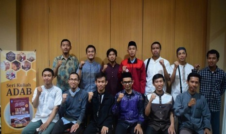 Madani Institute (Center For Islamic Studies) sebagai lembaga independen yang fokus pada Kajian Intelektual Islam, Pemikiran dan Peradaban resmi dilaunching, bertempat di Aula lantai 3 Warung Bakso Mas Cingkrang Pettarani Makassar, Sabtu (22/6).