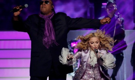 Madonna bersama Stevie Wonder membawakan lagu Purple Rain di Billboard Music Awards, Senin (23/5).