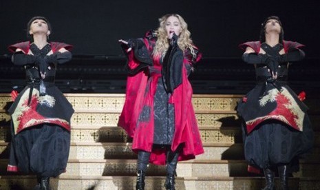 Madonna saat menggelar konser Rebel Hearts di Paris, Prancis, Rabu (9/12).