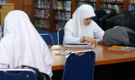 Madrasa students read in school library. (illustration)