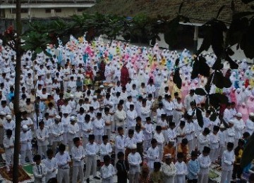 Madrasah students pray in Madiun, East Java, last weekend. Accreditation is needed to improve the quality of the Islamic schools.  